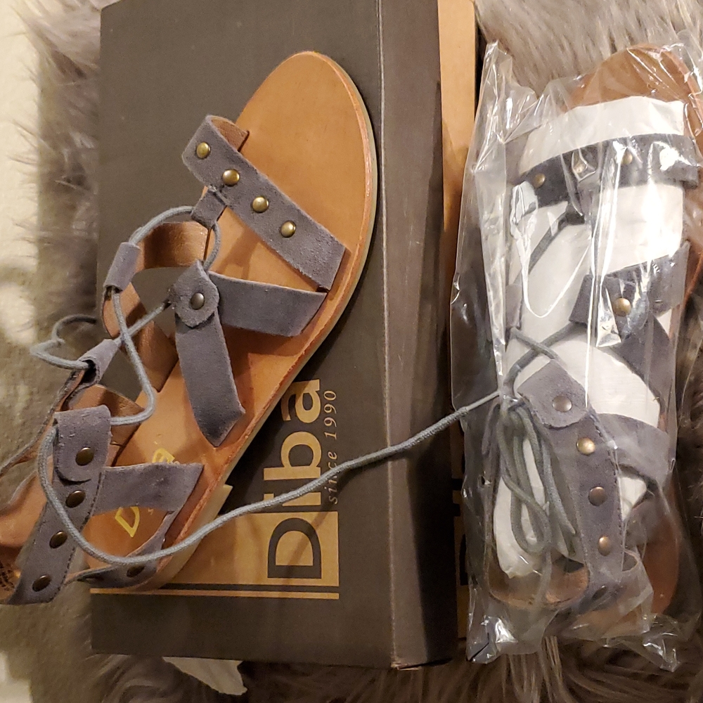 Gray 7.5 flat strappy gladiator sandals. Fits like a 7.
